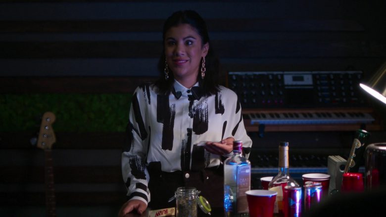 RAW Rolling Paper in Awkwafina Is Nora from Queens Season 1 Episode 6 Vagarina (3)