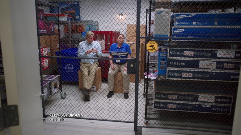 Samsung TV Boxes in Superstore Season 5 Episode 13 (2)
