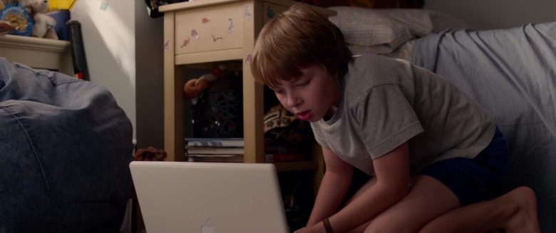Apple iBook G4 Laptop Used by Ed Oxenbould in Alexander and the Terrible, Horrible, No Good, Very Bad Day (2)