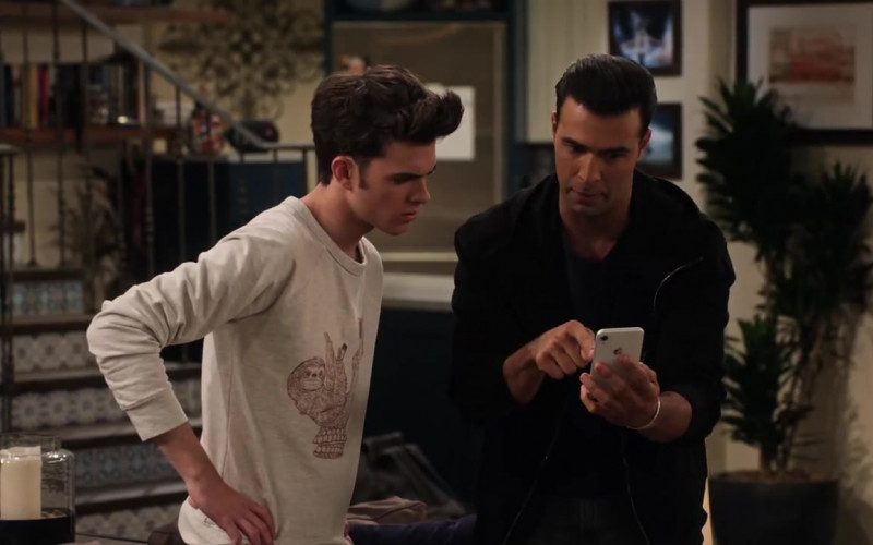 Apple iPhone Smartphone Used by Jencarlos Canela as Victor in The Expanding Universe of Ashley Garcia Season 1 Episode 2 (1)