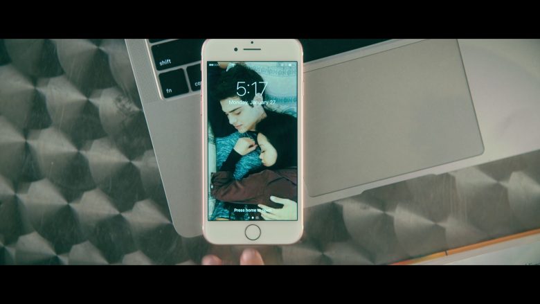 Apple iPhone Smartphone Used by Lana Condor as Lara Jean Song Covey in To All the Boys P.S. I Still Love You (2)