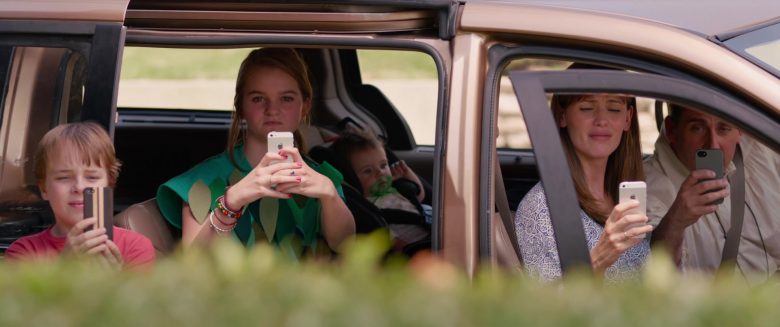 Apple iPhone Used by Kerris Dorsey & Jennifer Garner in Alexander and the Terrible, Horrible, No Good, Very Bad Day