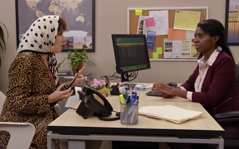 Dell Monitor in Curb Your Enthusiasm S10E06 The Surprise Party (2020)