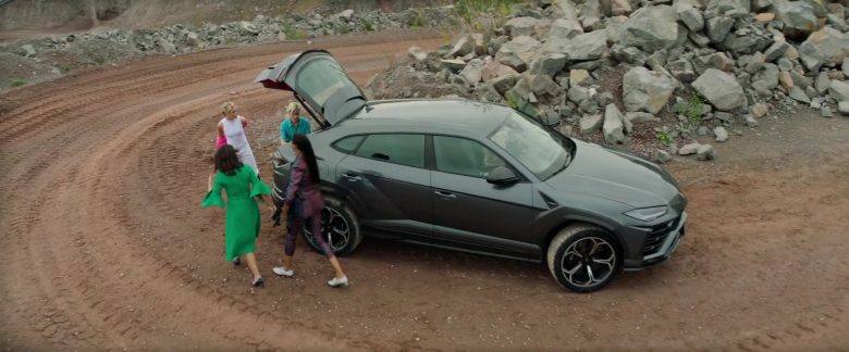 Lamborghini Urus Black Car in Charlie's Angels (5)