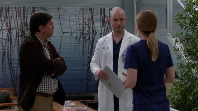 Microsoft Surface Tablets in Grey's Anatomy Season 16 Episode 11 A Hard Pill to Swallow (3)