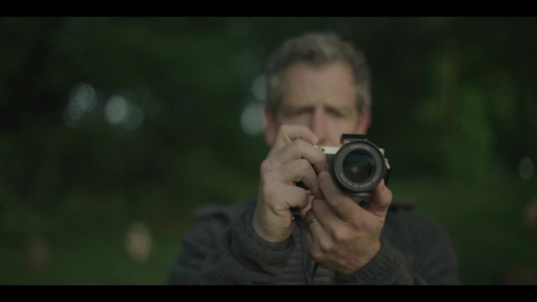 Samsung Camera Used by Ben Mendelsohn as Det. Ralph Anderson in The Outsider Season 1 Episode 5 Tear-Drinker (2020)