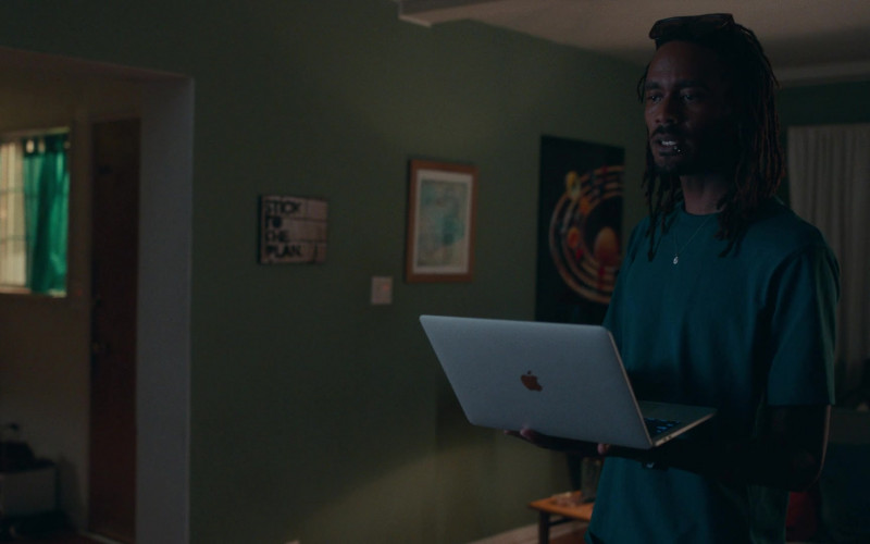 Apple MacBook Laptop in Dave S01E03 (1)