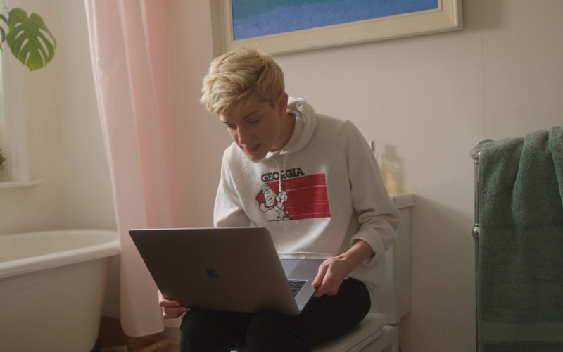 Apple MacBook Pro Laptop Used by Mae Martin in Feel Good S01E01 (3)