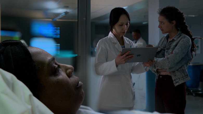 Apple iPad Tablet in Amazing Stories S01E04 Signs of Life (2020)