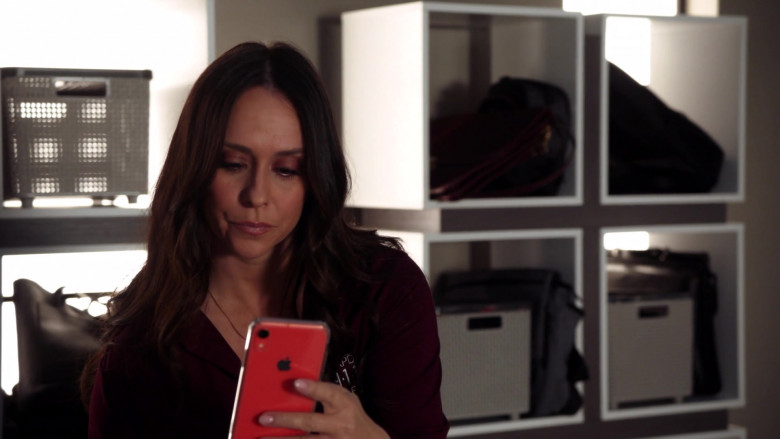Apple iPhone Smartphone Held by Jennifer Love Hewitt in 9-1-1 S03E13 Pinned (1)