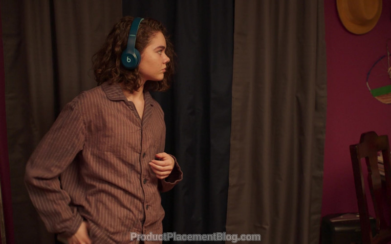 Beats Wireless Headphones Used by Hannah Alligood as Frankie Fox in Better Things S04E01 (2)