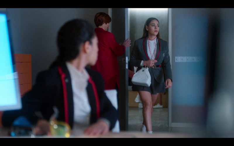 Chanel White Handbag Used by Danna Paola as Lucrecia ‘Lu' Montesinos Hendrich in Elite S03E05 (1)