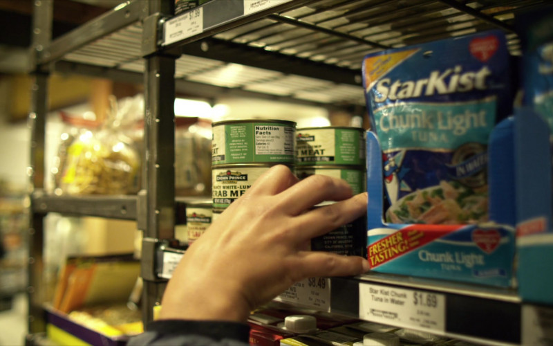 Crown Prince Crab Meat and StarKist Chunk Light Tuna in Water in Contagion (2011)