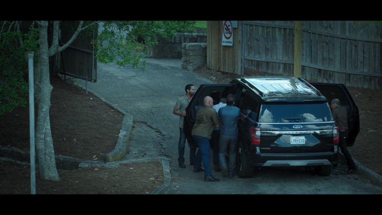 Ford Expedition Car in Ozark S03E03 (1)