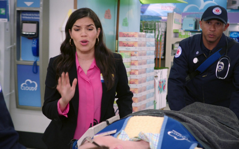LaCroix Sparkling Water in Superstore S05E19 (2)