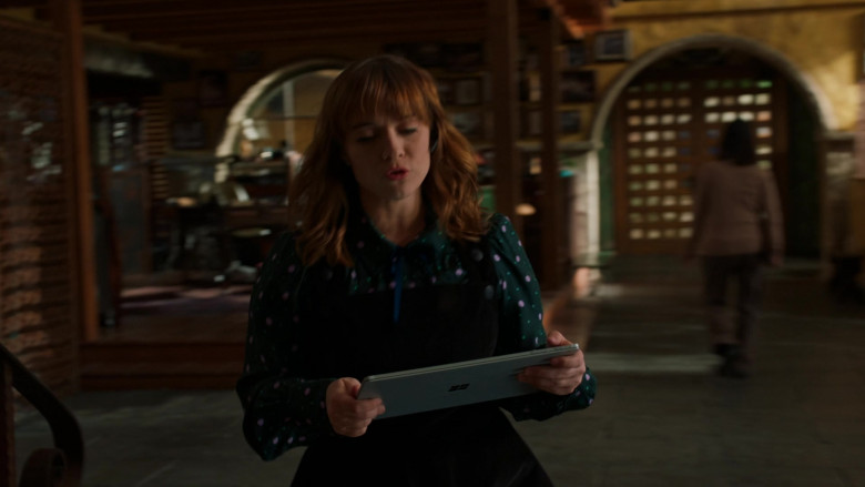 Microsoft Surface Tablet Used by Renée Felice Smith as Special Agent Nell Jones in NCIS Los Angeles (1)