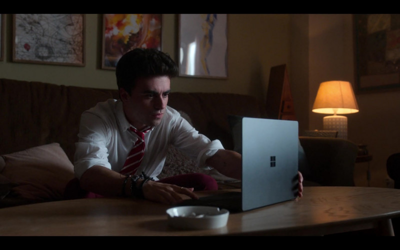 Surface Notebook by Microsoft in Elite S03E07 "Nadia y Omar" (2020)
