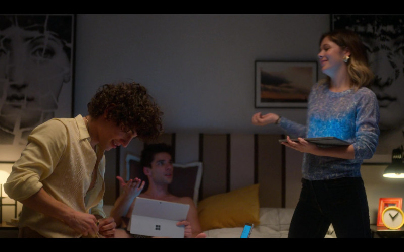 Surface Tablets by Microsoft in Elite S03E05 Ander (1)