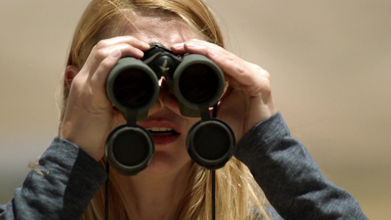 Swarovski Optik Binocular Used by CIA Case Officer Claire Danes as Carrie Mathison in Homeland S08E08 (4)