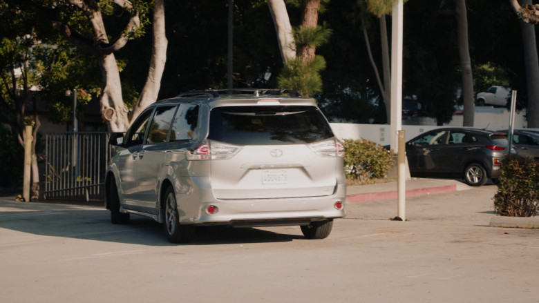 Toyota Sienna Car Driven by Chris Sullivan as Toby Damon in This Is Us S04E18 (3)