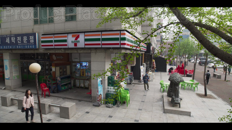 7-Eleven Store in Extracurricular S01E01 (2020)