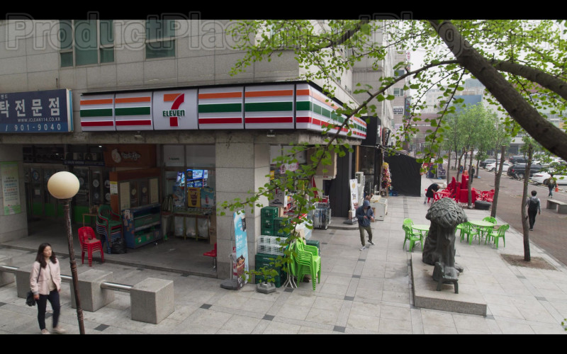 7-Eleven Store in Extracurricular S01E01 (2020)