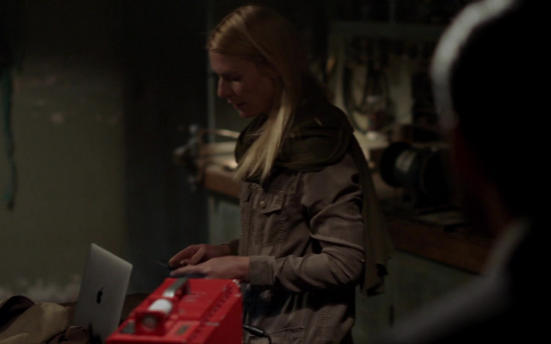 Apple MacBook Laptop Used by Claire Danes as Carrie Mathison in Homeland S08E09 (1)