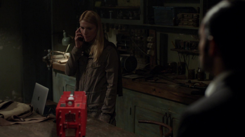 Apple MacBook Laptop Used by Claire Danes as Carrie Mathison in Homeland S08E09 (2)