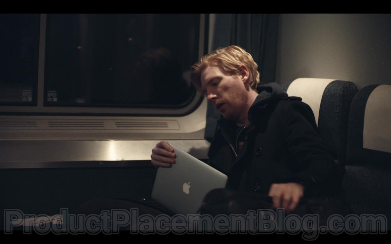 Apple MacBook Laptop Used by Domhnall Gleeson as Billy Johnson in Run S01E02 Kiss (1)