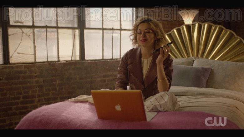 Apple MacBook Laptop Used by Julia Chan in Katy Keene S01E10 (1)