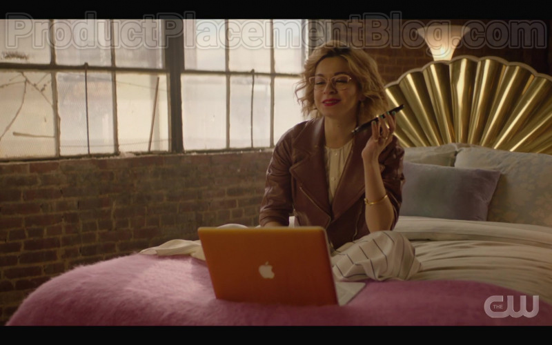 Apple MacBook Laptop Used by Julia Chan in Katy Keene S01E10 (1)