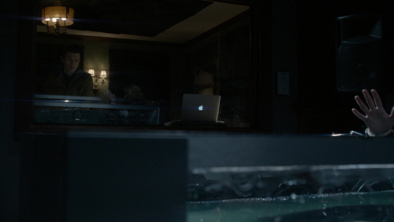 Apple MacBook Laptop in The Blacklist S07E13 (2)