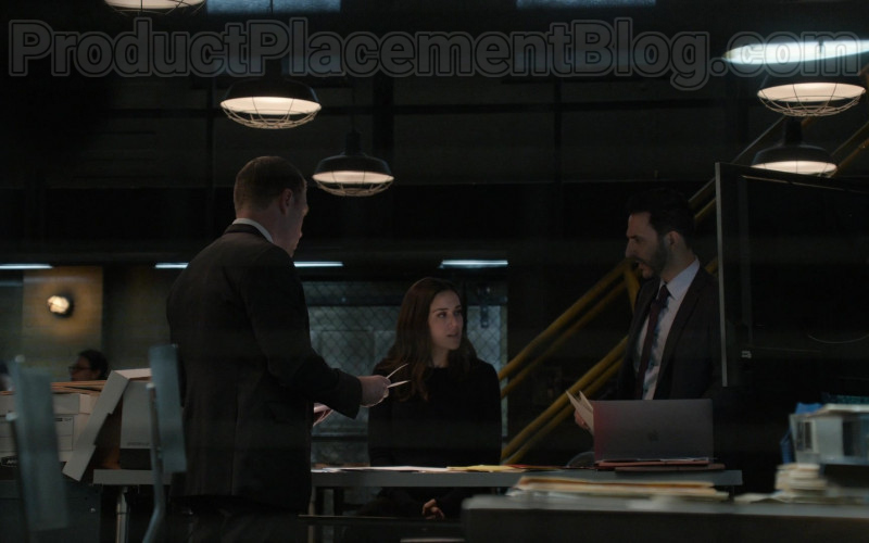 Apple MacBook Laptop in The Blacklist S07E16 Nyle Hatcher (1)