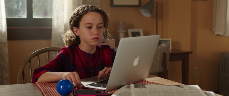 Apple MacBook Laptop of Chloe Coleman as Sophie in My Spy (2)