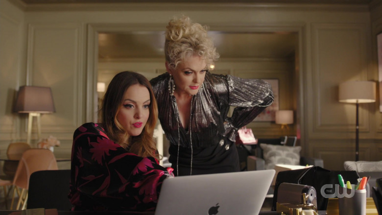 Apple MacBook Laptop of Elizabeth Gillies as Fallon Carrington in Dynasty S03E17 (1)