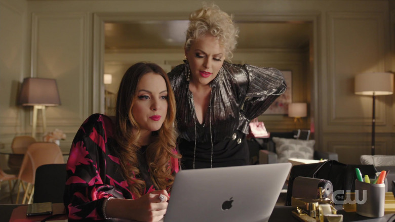 Apple MacBook Laptop of Elizabeth Gillies as Fallon Carrington in Dynasty S03E17 (2)