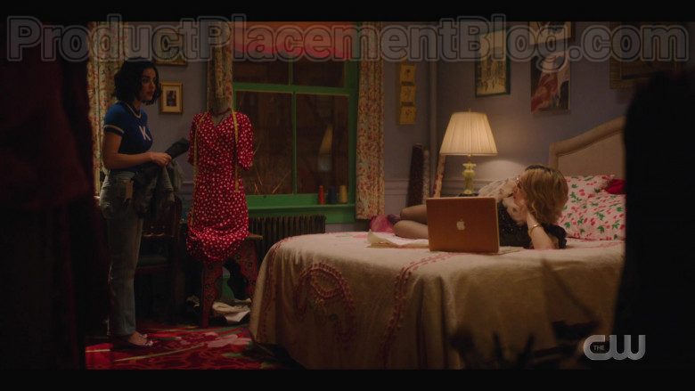 Apple MacBook Laptop of Julia Chan as Pepper Smith in Katy Keene S01E09