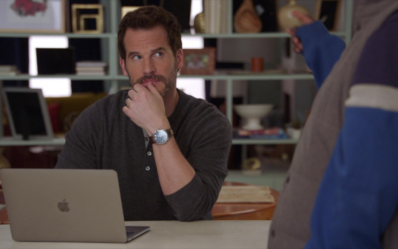 Apple MacBook Laptop of Ryan Gaul as Josh in The Last O.G. S03E01 (1)