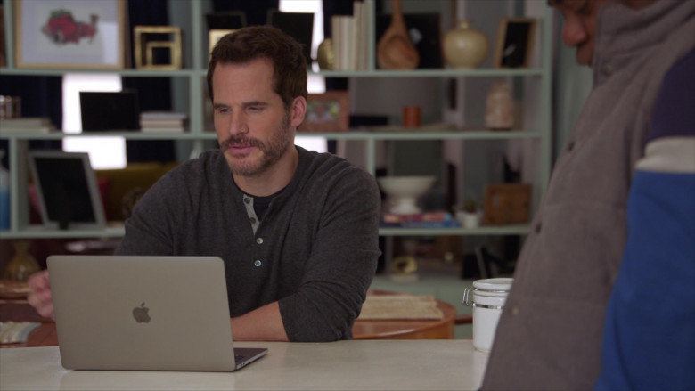 Apple MacBook Laptop of Ryan Gaul as Josh in The Last O.G. S03E01 (2)