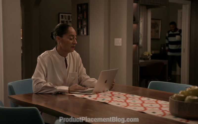 Apple MacBook Laptop of Tracee Ellis Ross in Black-ish S06E21 (1)