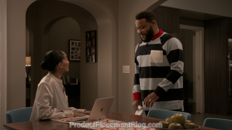 Apple MacBook Laptop of Tracee Ellis Ross in Black-ish S06E21 (2)