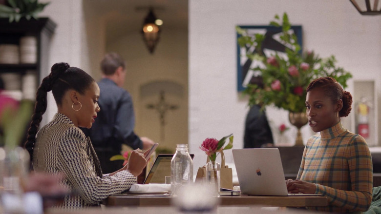 Apple MacBook Laptops in Insecure S04E01 (2)