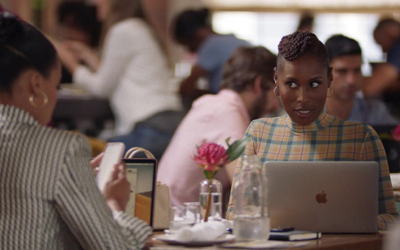 Apple MacBook Laptops in Insecure S04E01 (3)