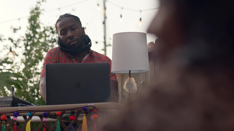 Apple MacBook Laptops in Insecure S04E01 (7)