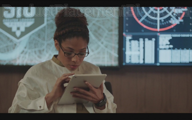 Apple Watch in Code 404 S01E06 (2020)