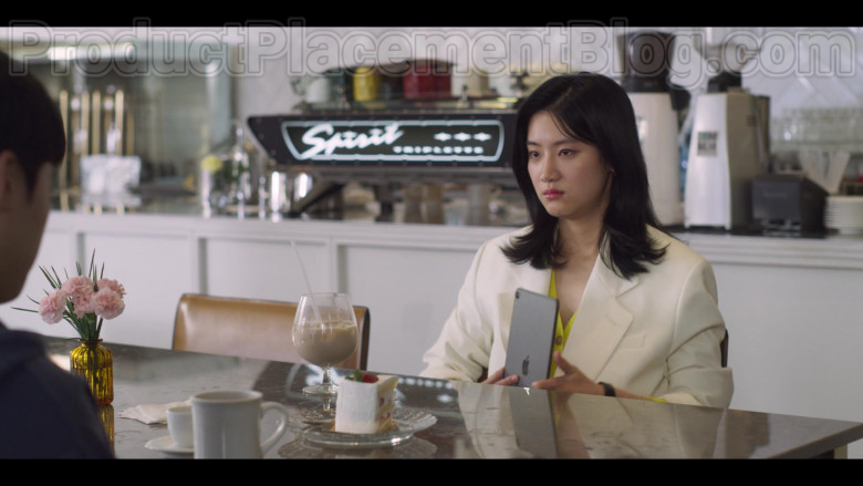 Apple iPad Tablet in Extracurricular S01E01 Korean Netflix TV Series (2)