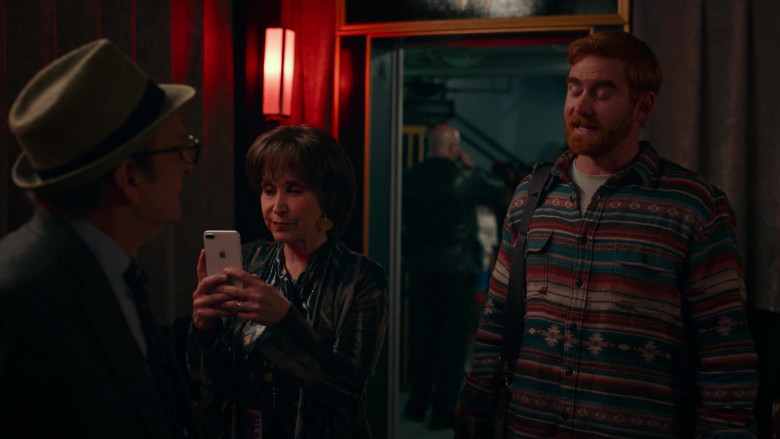 Apple iPhone Smartphone Used by Gina Hecht as Carol in Dave S01E06 (2)
