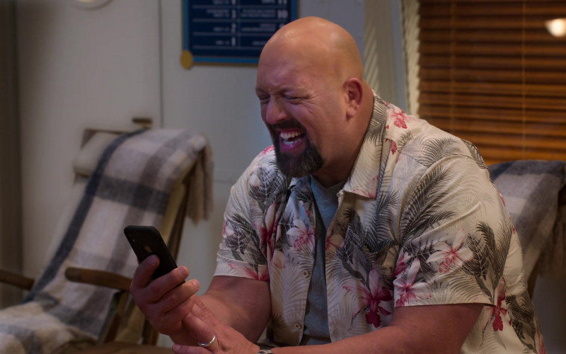 Apple iPhone Smartphone Used by Paul Wight in The Big Show Show S01E06