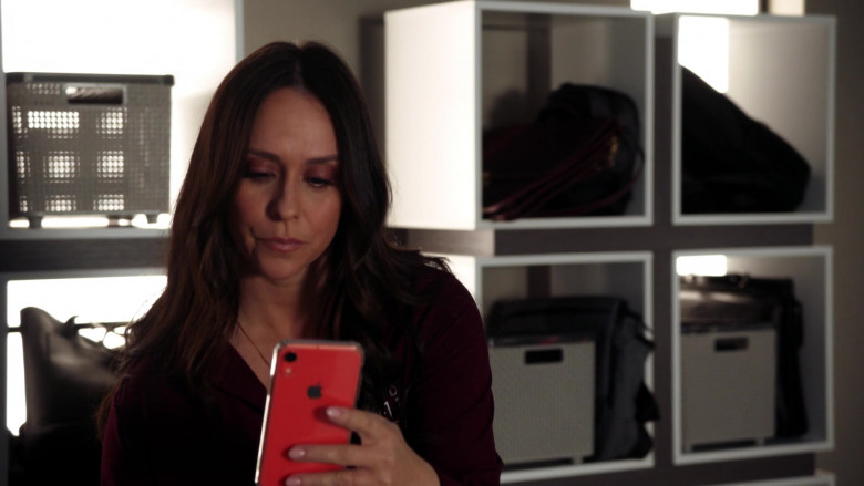 Apple iPhone Smartphone of Jennifer Love Hewitt as Maddie in 9-1-1 S03E14 (2)