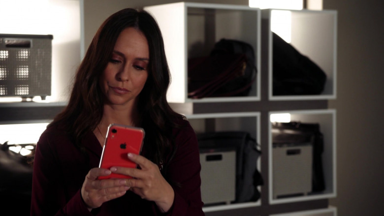 Apple iPhone Smartphone of Jennifer Love Hewitt as Maddie in 9-1-1 S03E14 (3)